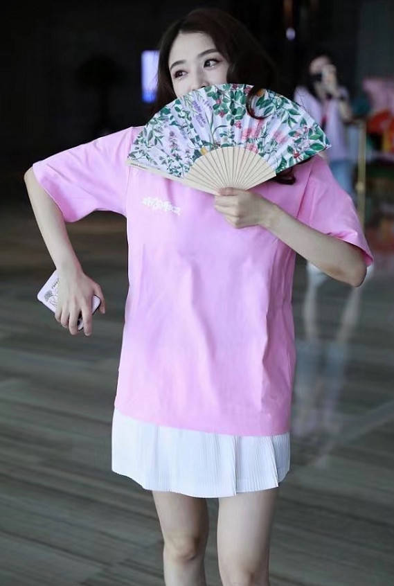 张含韵成水蜜桃女孩穿jk裙大方秀腿这身材才是男士最爱