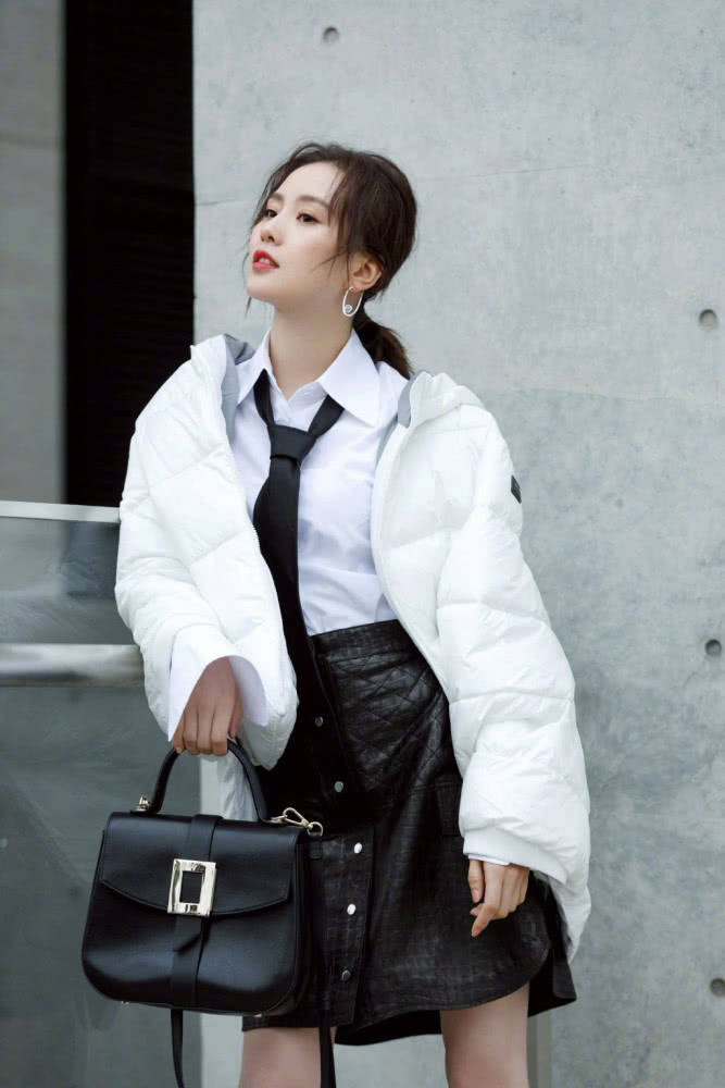 衬衫领带棉袄配皮裙刘诗诗的每一帧都是画报