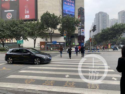 渝北区这个十字路口红绿灯同时亮 市民盼及时维修_上游_行人_信号灯