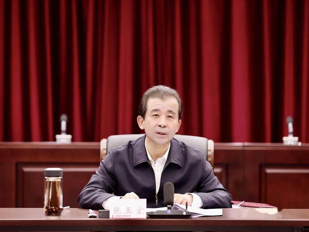 主持会议并讲话,党组成员,副局长张建成,高耀东,二级巡视员张伟勤