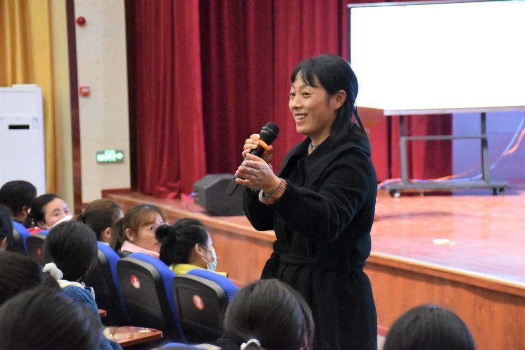 湖口这位女校长上了一堂公开课,现场都坐满了~_女生_教育_课堂