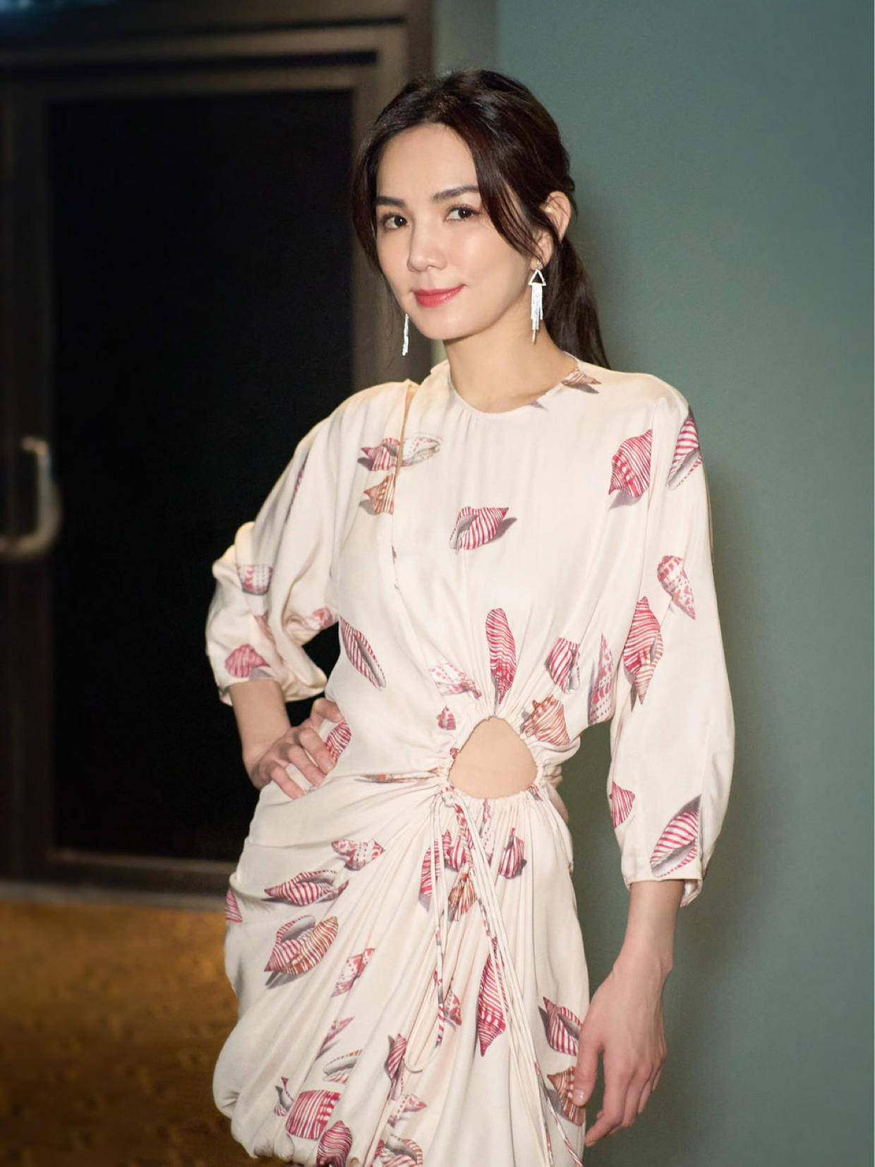 ella陈嘉桦不愧是女团出身,穿印花裙腰间挖个洞,气质大不同_高跟鞋