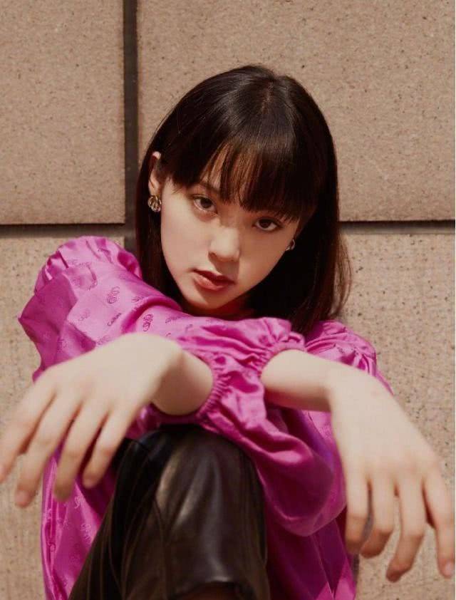 欧阳娜娜穿玫红色衬衣拍摄写真留齐刘海展轻熟魅力