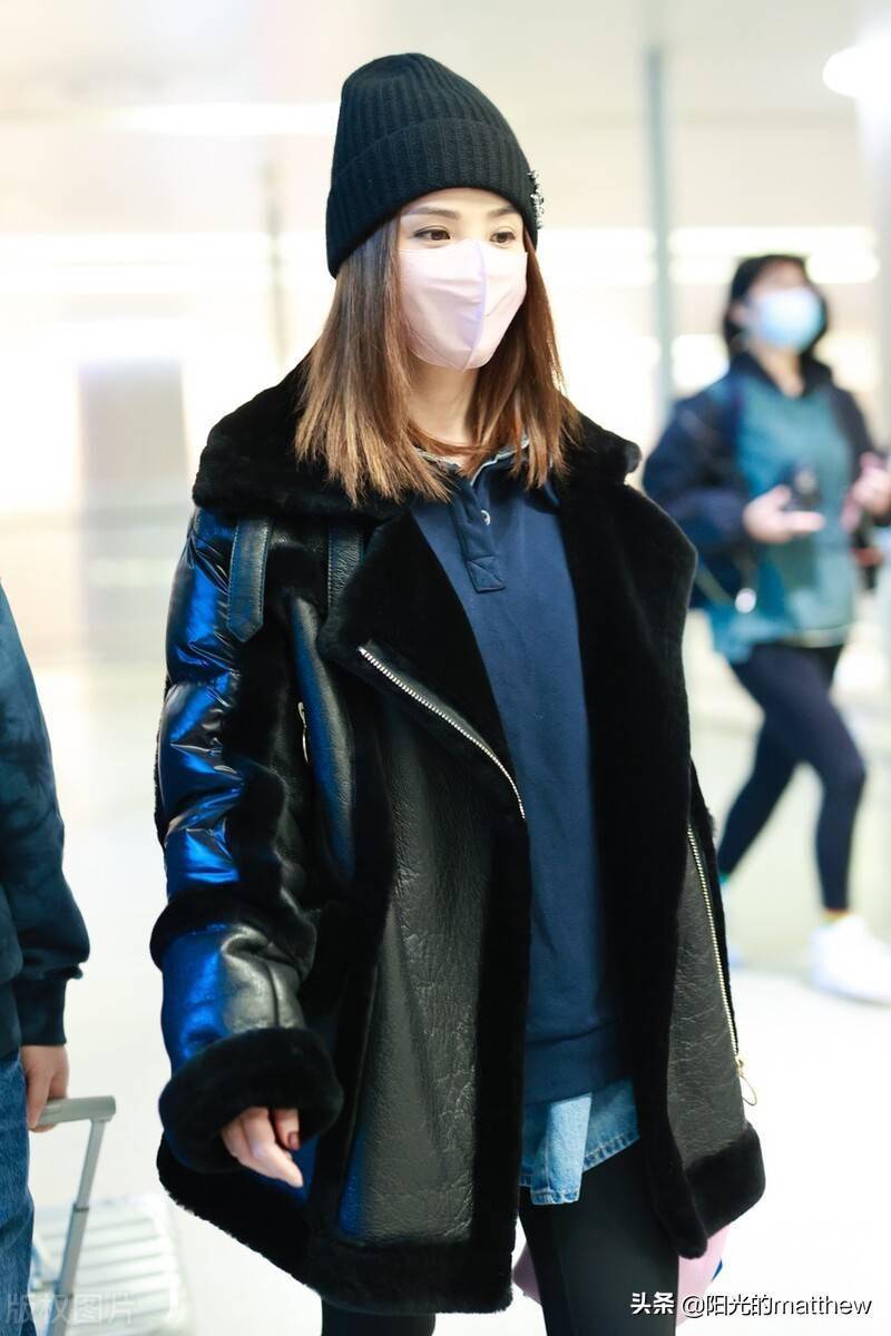 街拍:蔡卓妍黑色皮毛一体外套 深色打底裤 线帽甜酷十足_机场_上海