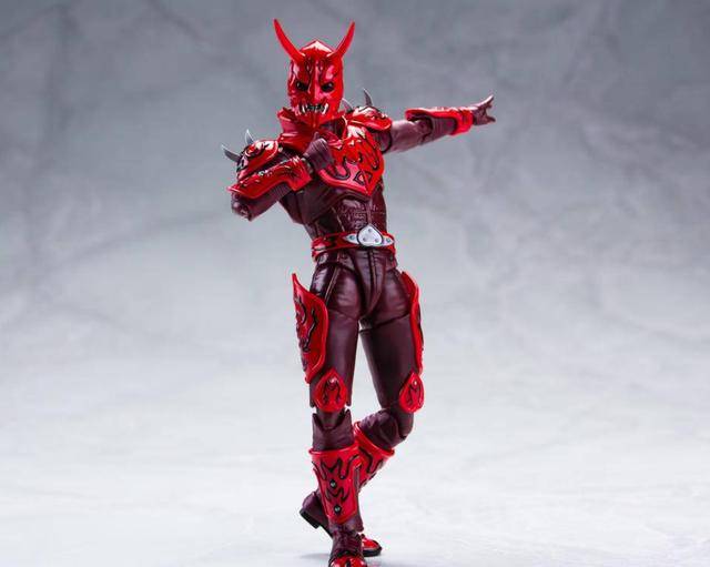 骨雕桃塔罗斯终于在近期拿到了具体的实物,和剧中的皮套造型一模一样