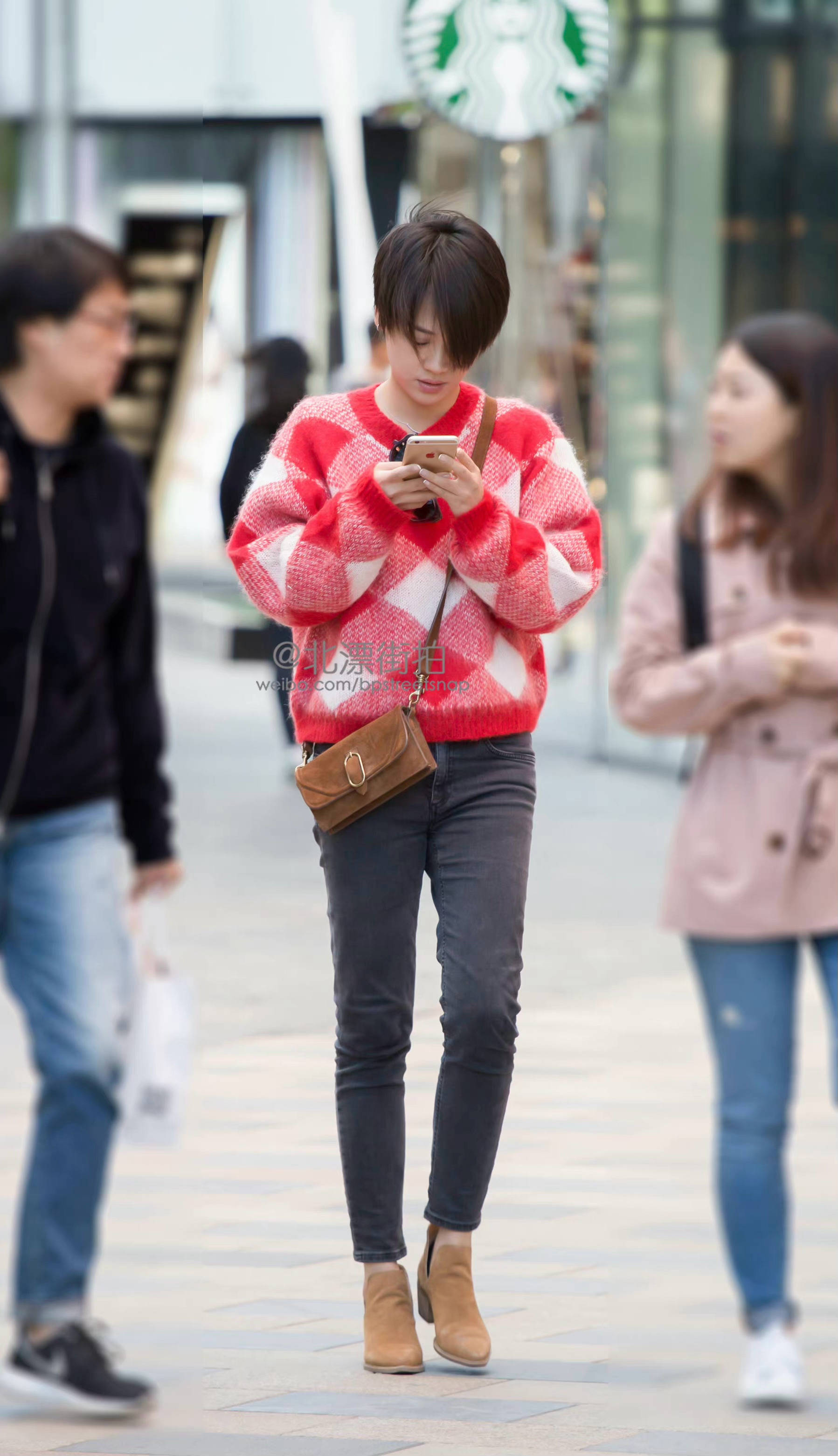 马思纯街拍旧照,短发造型,明媚帅气~_憧憬_马思纯_短发