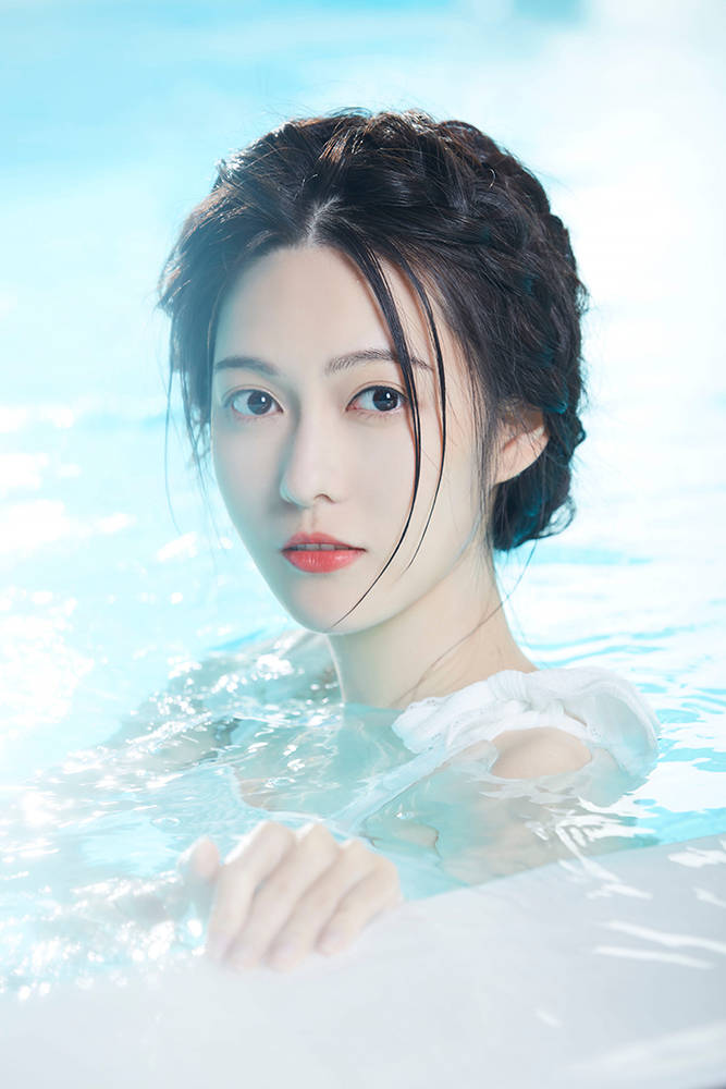 陆婷玉曝光出水芙蓉大片水中柔光映衬纯欲感满满