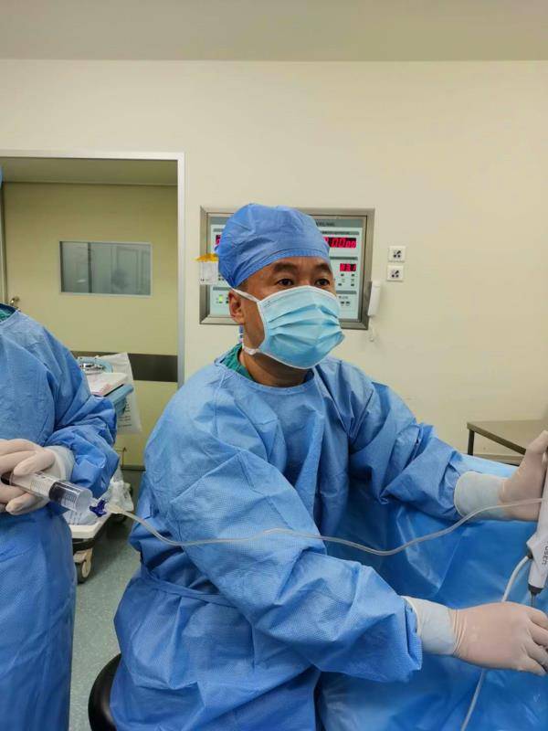 从小即患强直性脊柱炎,今年刚刚36岁,六年前,张先生因肾结石住院治疗