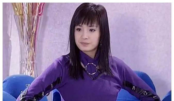 杨幂17岁拍戏旧照曝光,穿打底衫身形傲人,双手叉腰略显霸气_网友_好