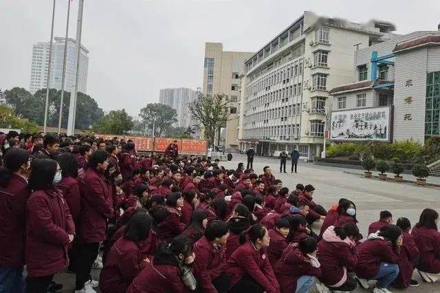 应急始于心防范始于行恩施市第一中学举行地震消防安全应急疏散演练