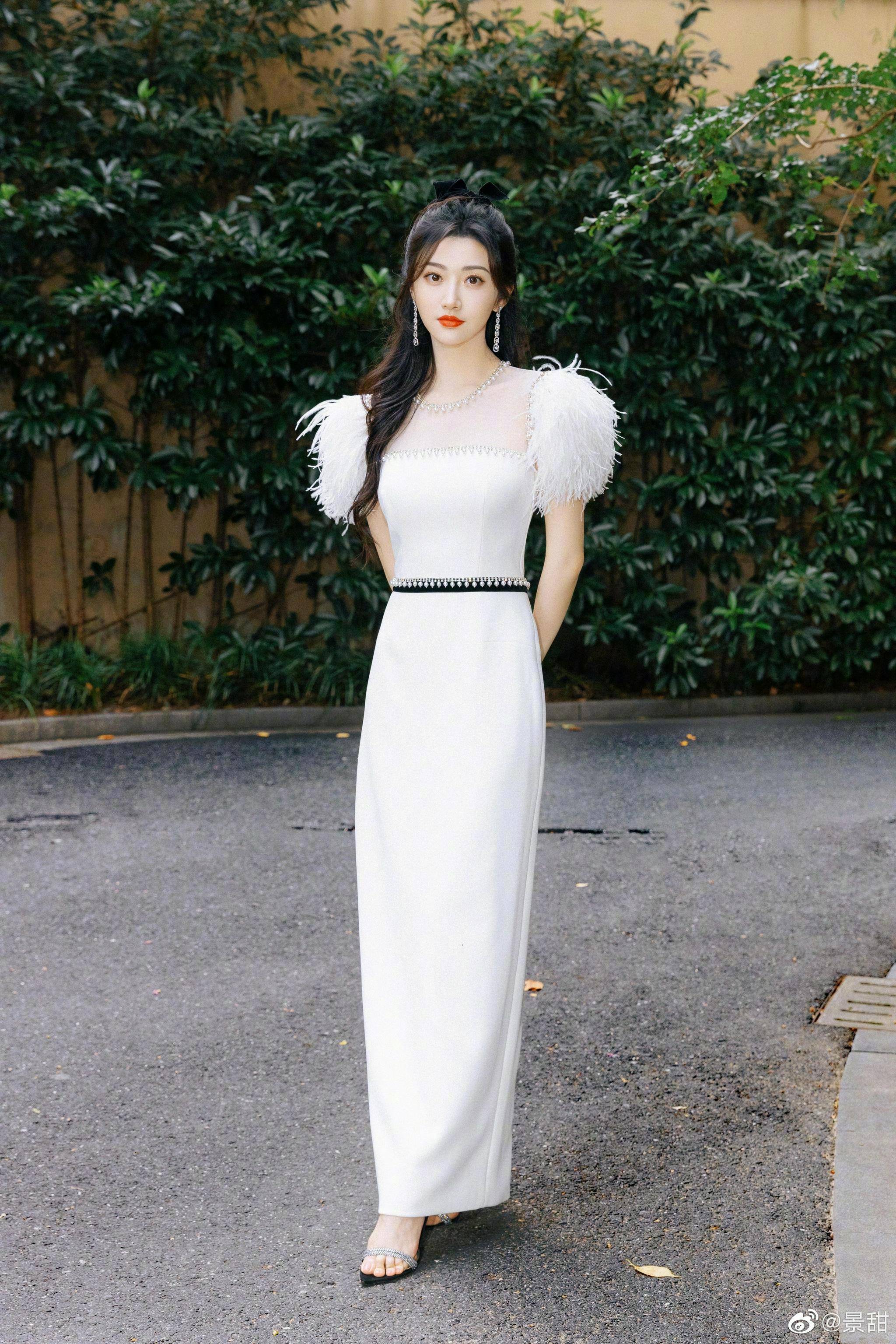 景甜身穿白色羽毛裙似仙女下凡 长卷发披肩温柔可人_长裙_甜甜_浑身