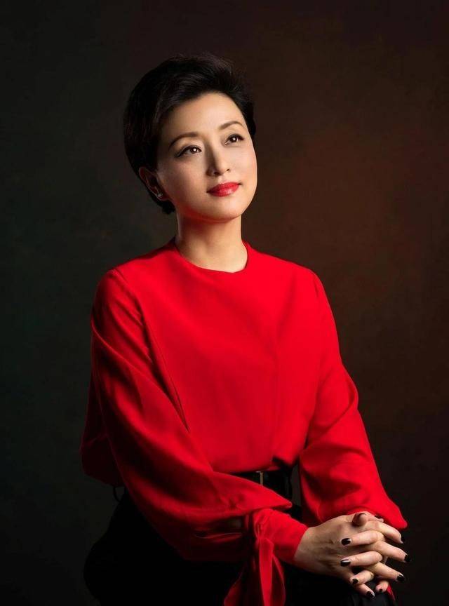 杨澜真是精致的中年阿姨,穿红衣配黑裤优雅端庄,看着就有高级感_女性