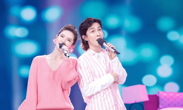 戚薇夫妇录节目真甜粉色毛衣配桃花妆和李承铉条纹衬衫配一脸