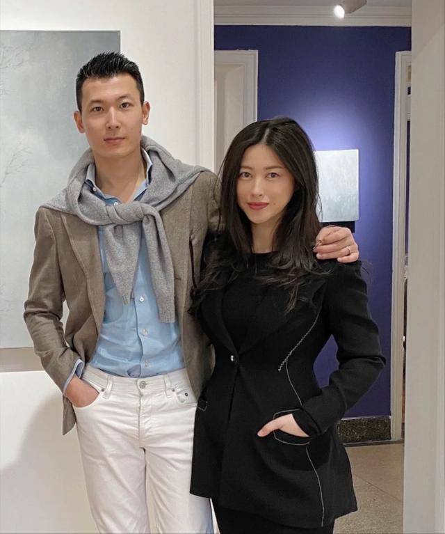 37岁朱珠婚后首晒与老公合照穿紧身裙手托孕肚大秀s型好身材