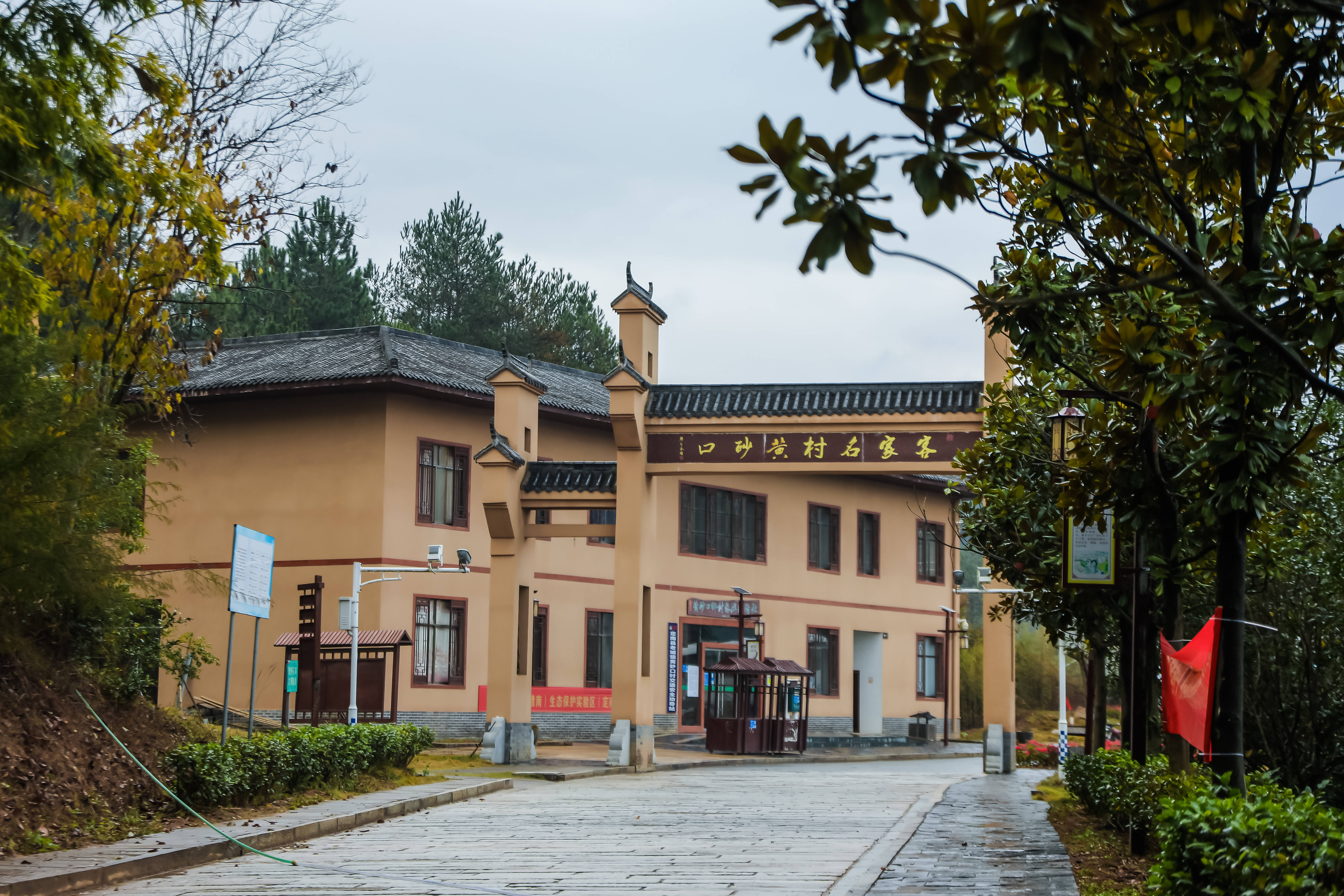 為建設粵港澳大灣區後花園,營造高鐵站前山水生態空間,定南因地制宜