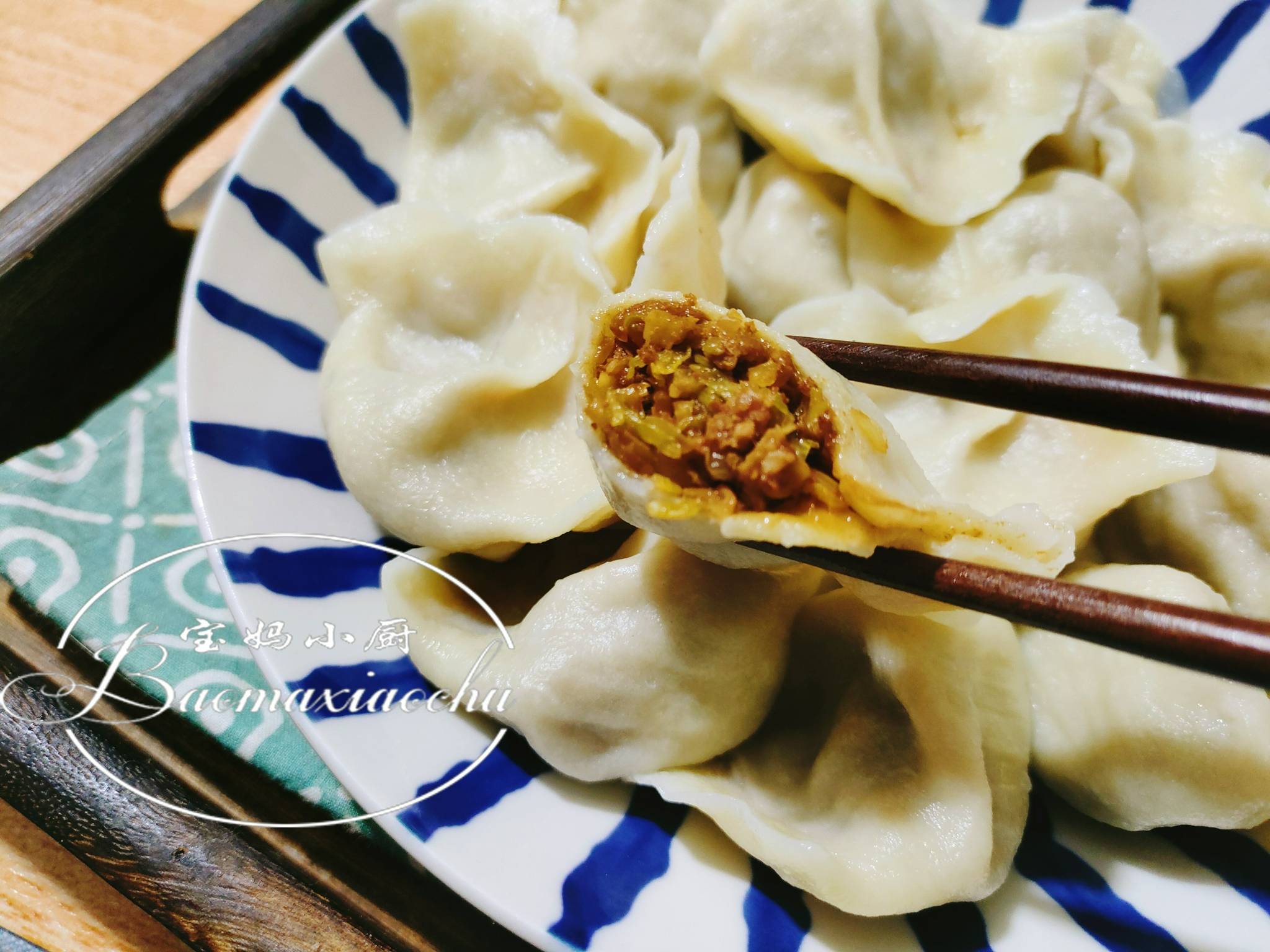 家里吃酸菜馅饺子最多,跟老妈学的调馅可香了,一吃就是很多年_肉馅