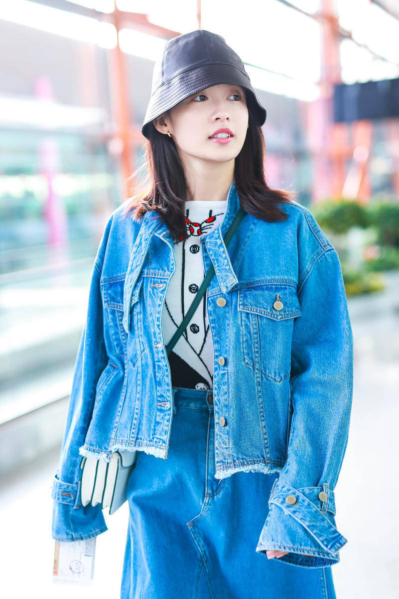 李沁气质清纯穿牛仔外套配半身裙甜美温柔俏皮活泼真有元气感
