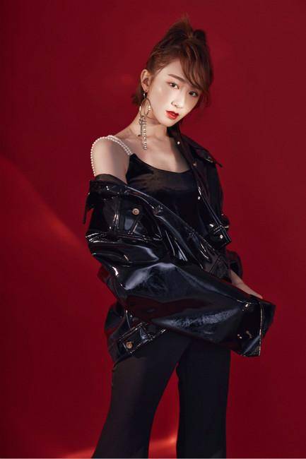 沈雨曝写真大片复古冷艳展迷人气质