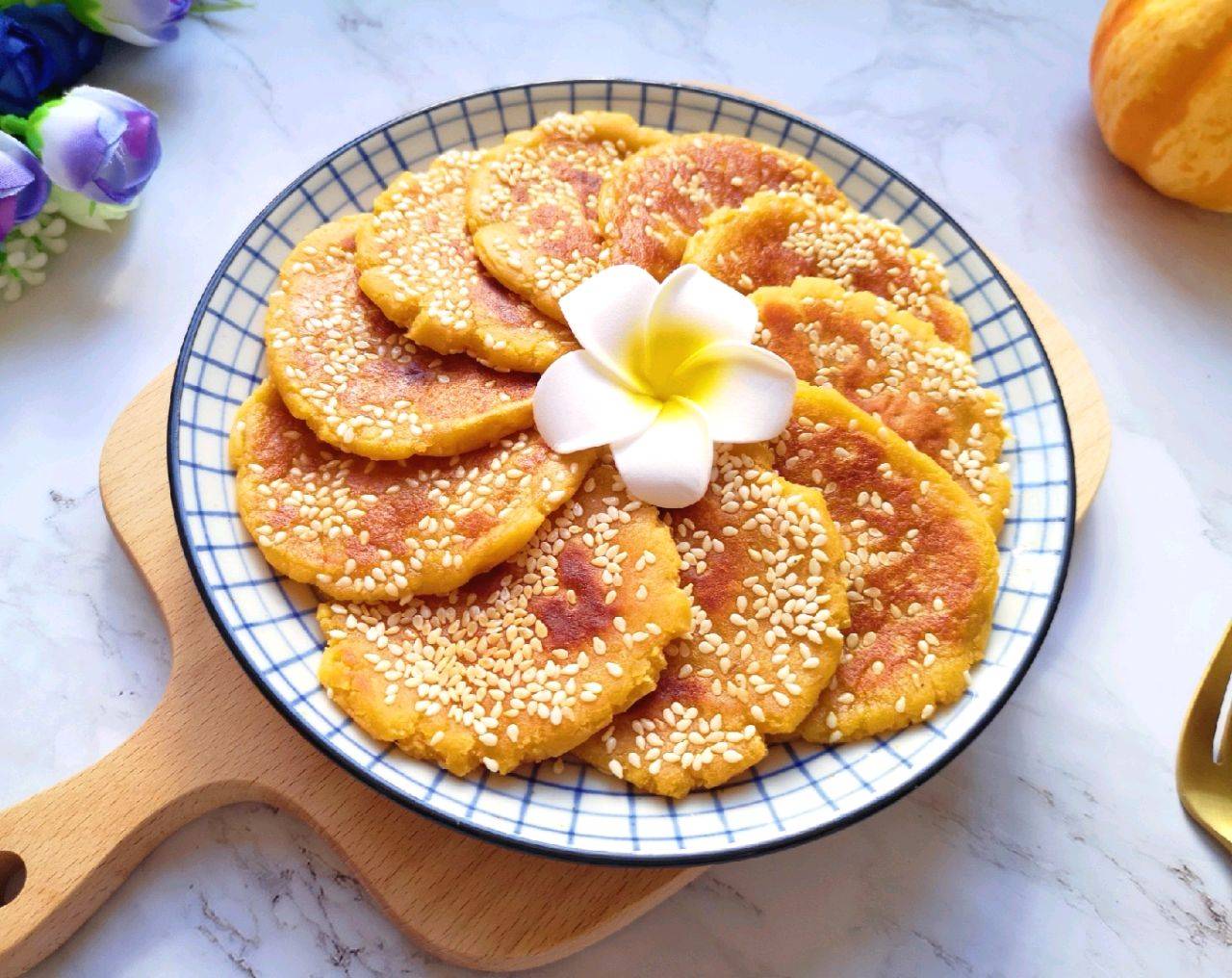 1根红薯1碗糯米粉教你做好吃的芝麻红薯饼好吃不上火