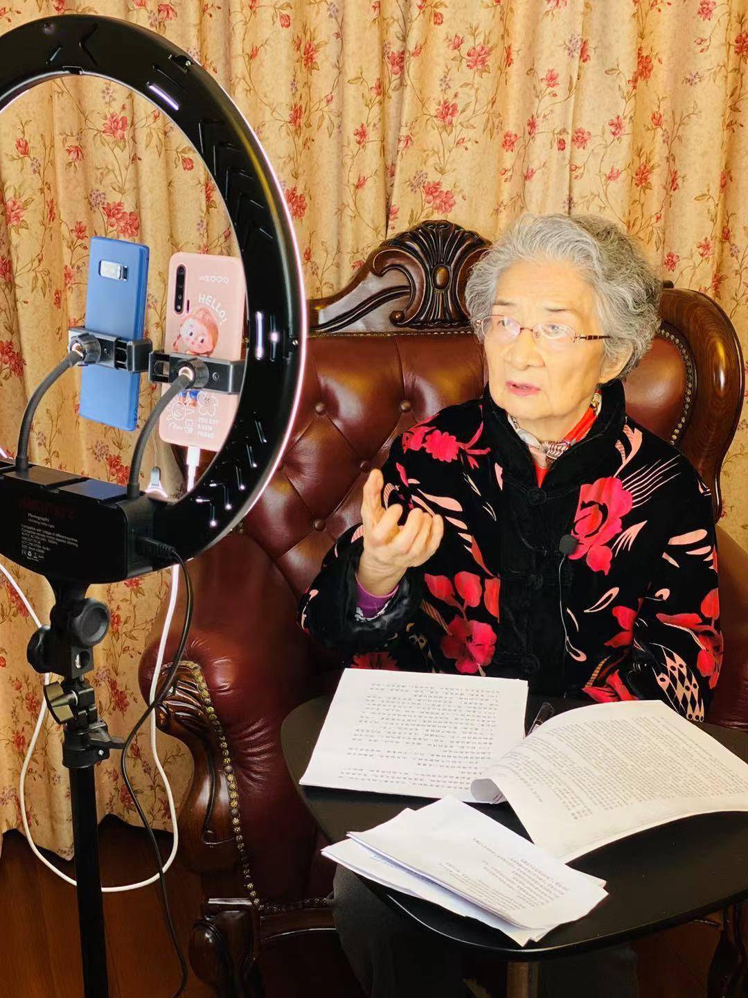 互联网|“世界外婆”做女性健康科普，耄耋之年成短视频界“新星”