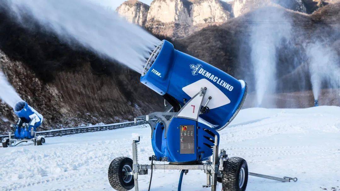 云丘山滑雪场雪炮轰隆响造雪进行中用心打响云丘雪季第一炮