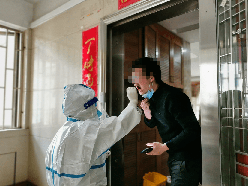 "丘云梅耐心地询问居家隔离人员的身体状况,并告诉他们有特殊情况和