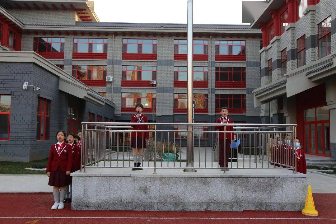 今天是12月20日,星期一,大连南金实验学校小学部全体师生在操场上举行