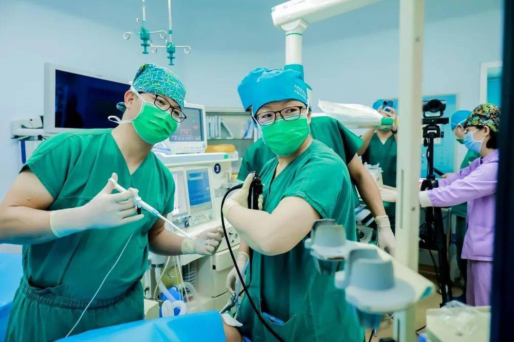 王曦副主任医师进行单孔胸腔镜下左肺上叶完全切除术李光剑副主任医师
