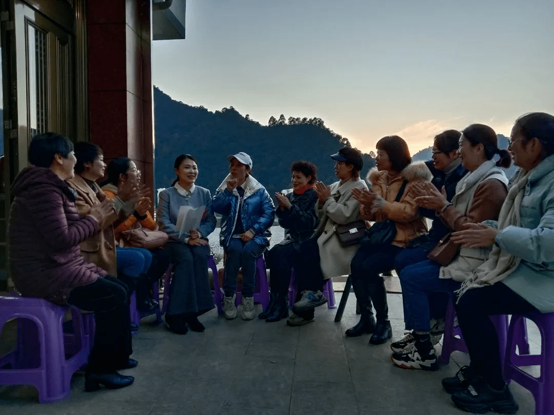 12月3日,福鼎市妇联主席林黎思为桐山街道古岭村妇女姐妹宣讲党的十九