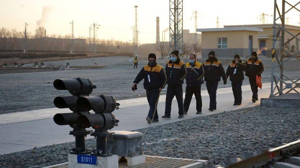 两坚守两实现库车务段提前10天完成全年货发任务目标