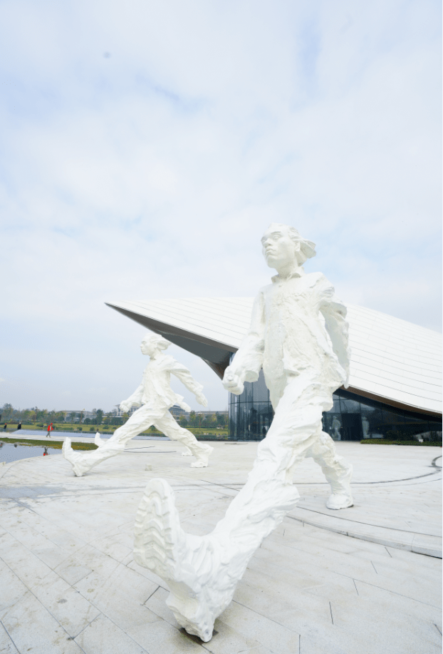 行走的人雕塑苏新平图片