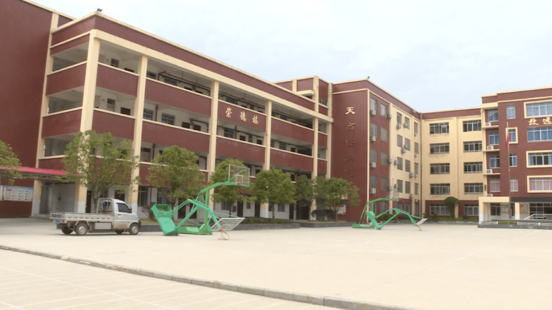 近日,永福县东江学校篮球场地和足球场已经建成,正进行着周边环境绿化