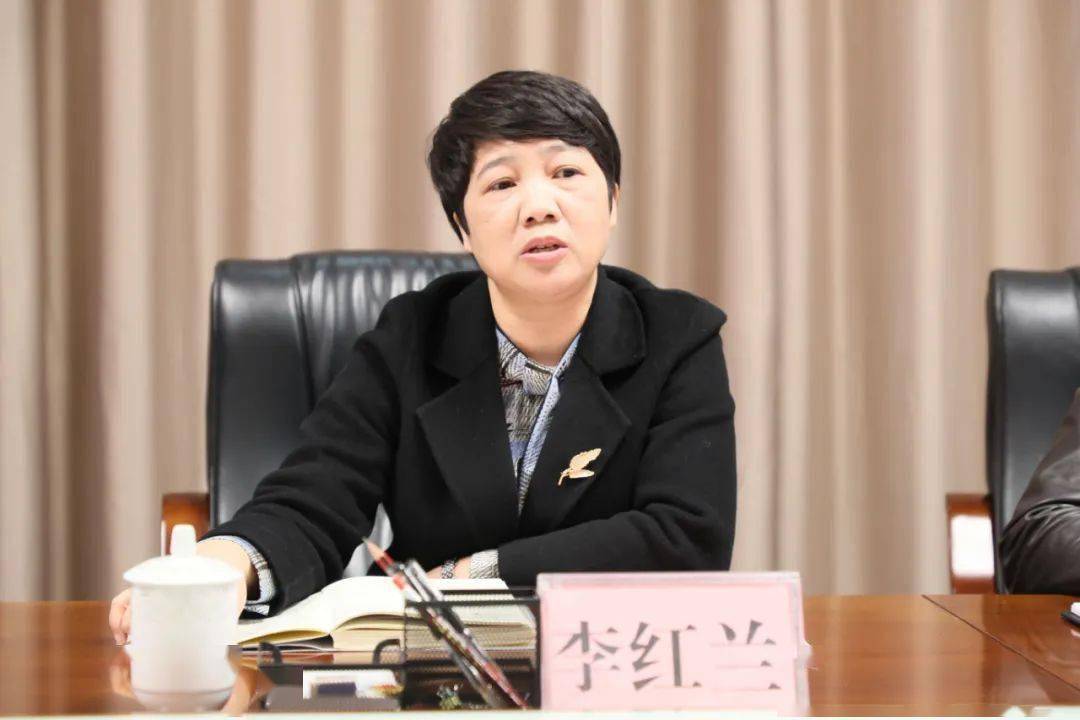 李红兰在会上讲话会议强调,要统筹做好江州区疫情防控和安全生产,严抓