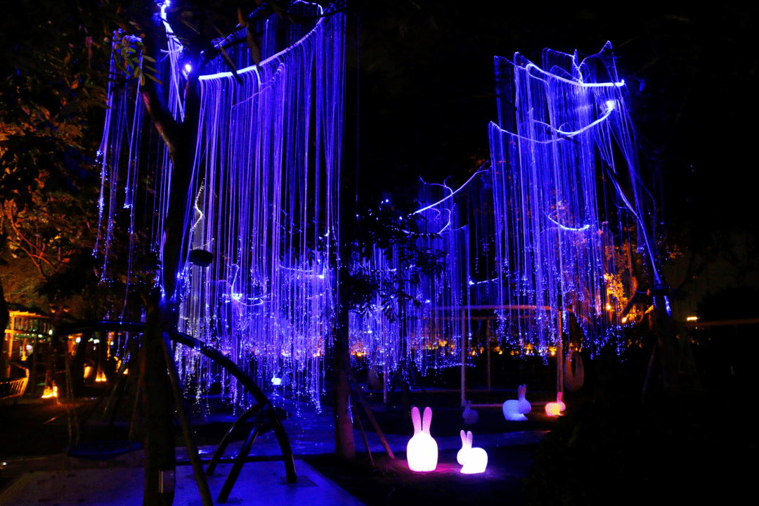 汕尾首届火山爆发来袭非遗铁花演艺炫幻灯光秀引爆元旦嘉年华