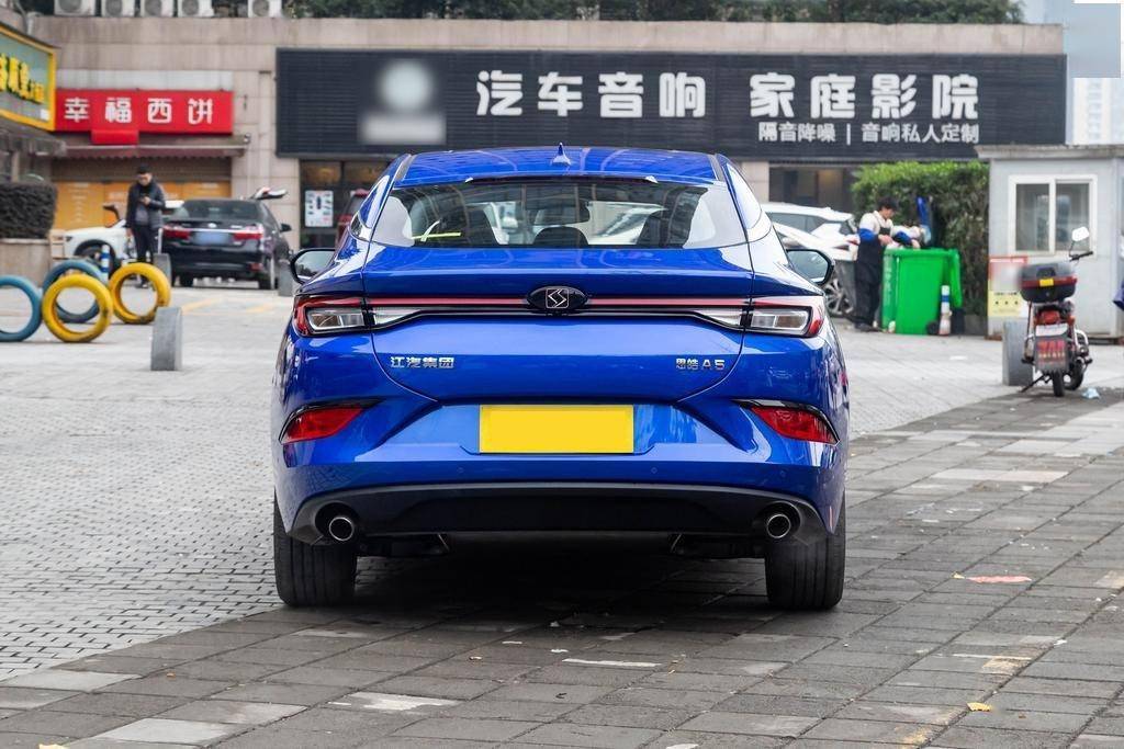 实拍思皓a510万级的潮流轿跑配15t动力轴距2760mm