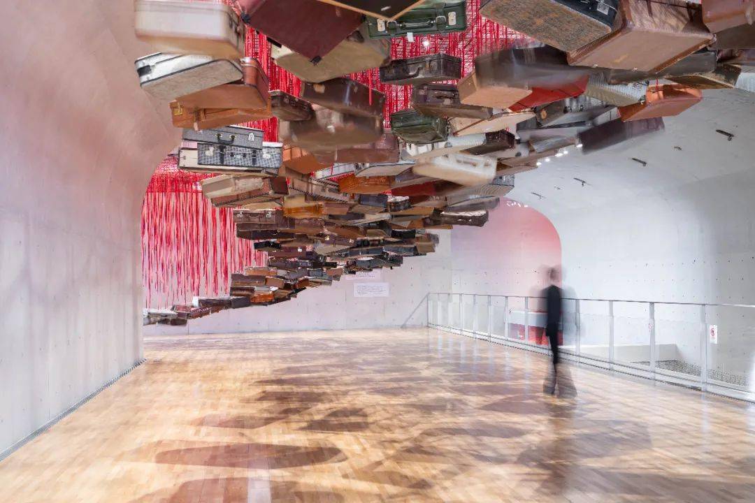 专访|专访盐田千春：红色是人的连接，黑色是宇宙 | 一点灵感