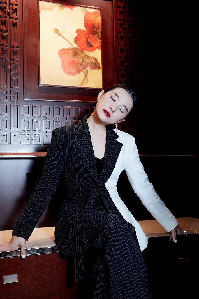 刘璇亮相搜狐时尚盛典 黑白拼接西装酷飒冷御_下颌_写真_造型