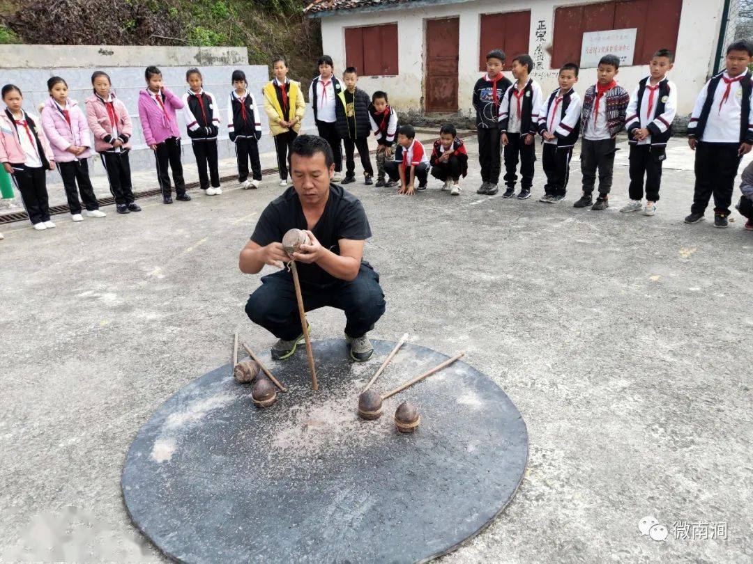 这不,在南涧县无量山镇古德小学,打陀螺作为一项民俗体育游戏得到了