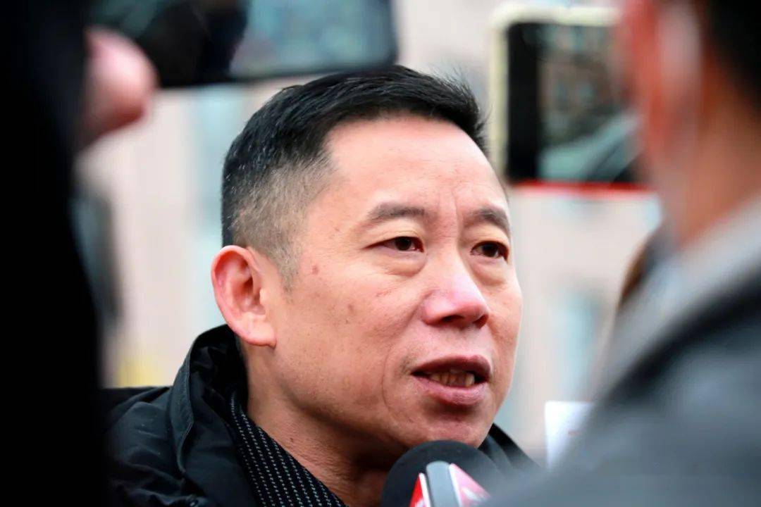 孙海洋一家三口启程回深圳被拐儿童上学问题盼解决