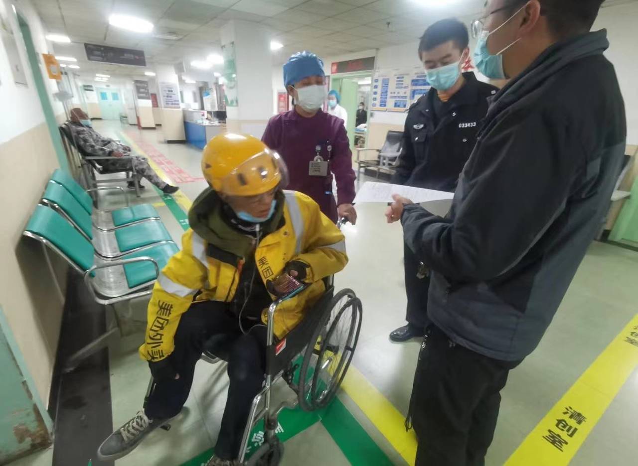 骑手取餐路上摔伤正犯愁 暖心民警为其解困又送医_小洪_邓逸凡_电动车