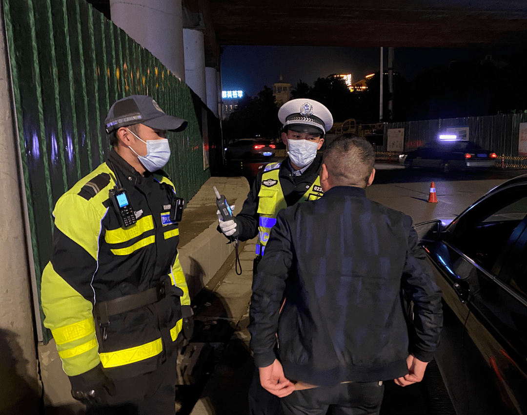 经呼气式酒精测试仪进一步检测,驾驶人廖某某的血液酒精浓度为55mg