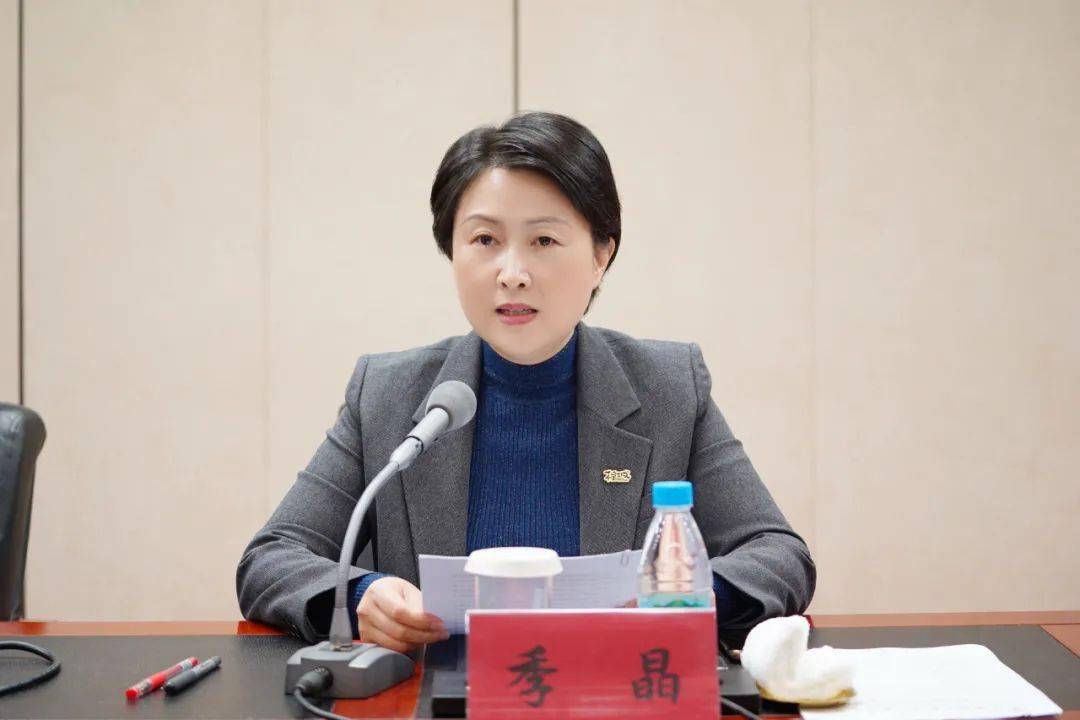 在宣讲报告会上,朱耀明围绕深刻认识总结党的百年奋斗重大成就和历史