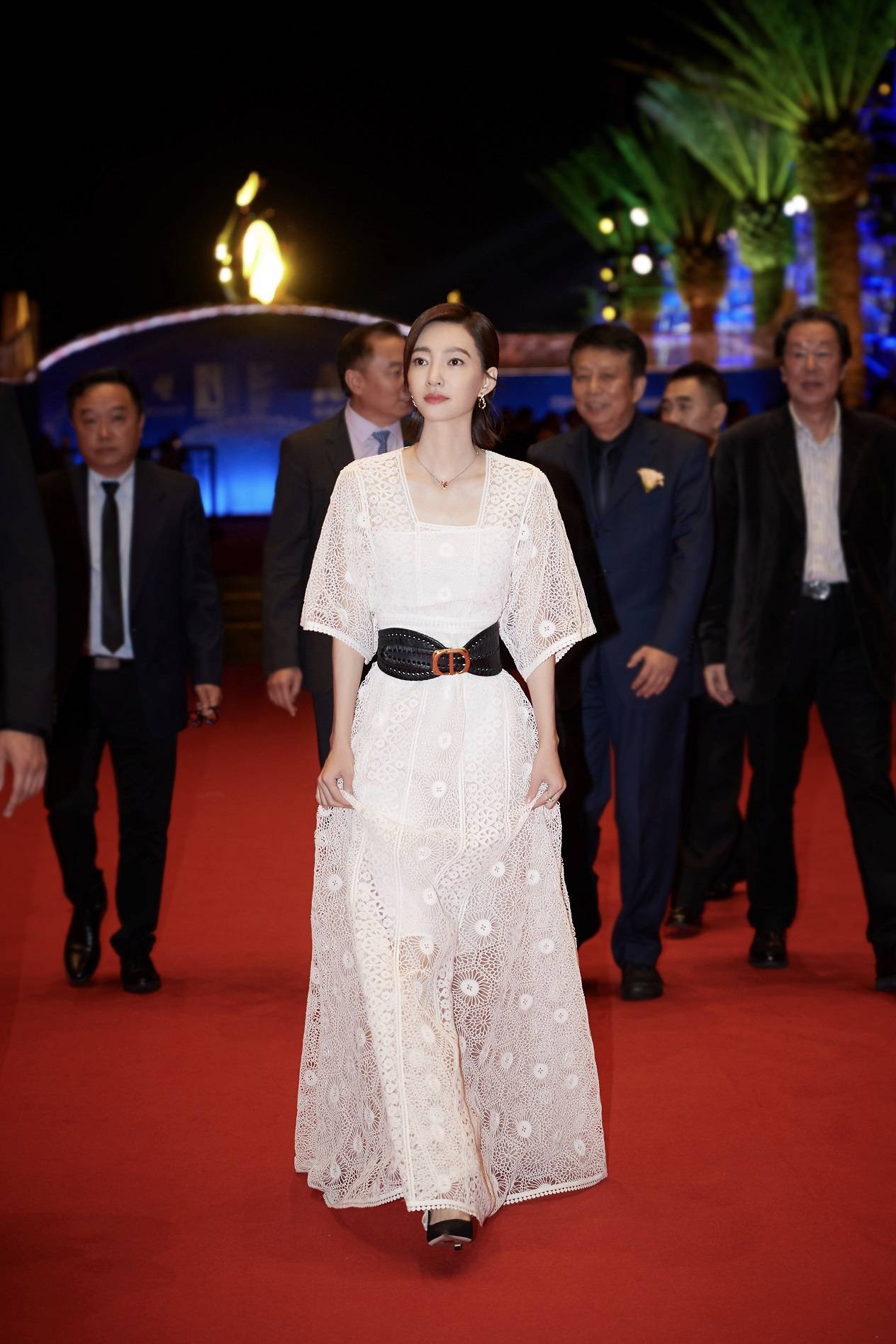 王丽坤亮相金鸡奖闭幕式为最佳戏曲片开奖