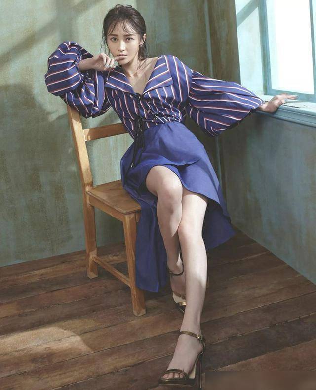 文章捧着姚笛的脚"爱不释手"!网友:太完美_杨幂_脚丫_时代