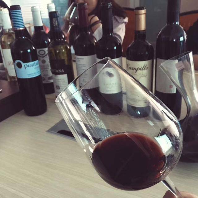 怎么倒酒好喝 14bc833b7e9d479c892f95dfb23d14e5.jpeg