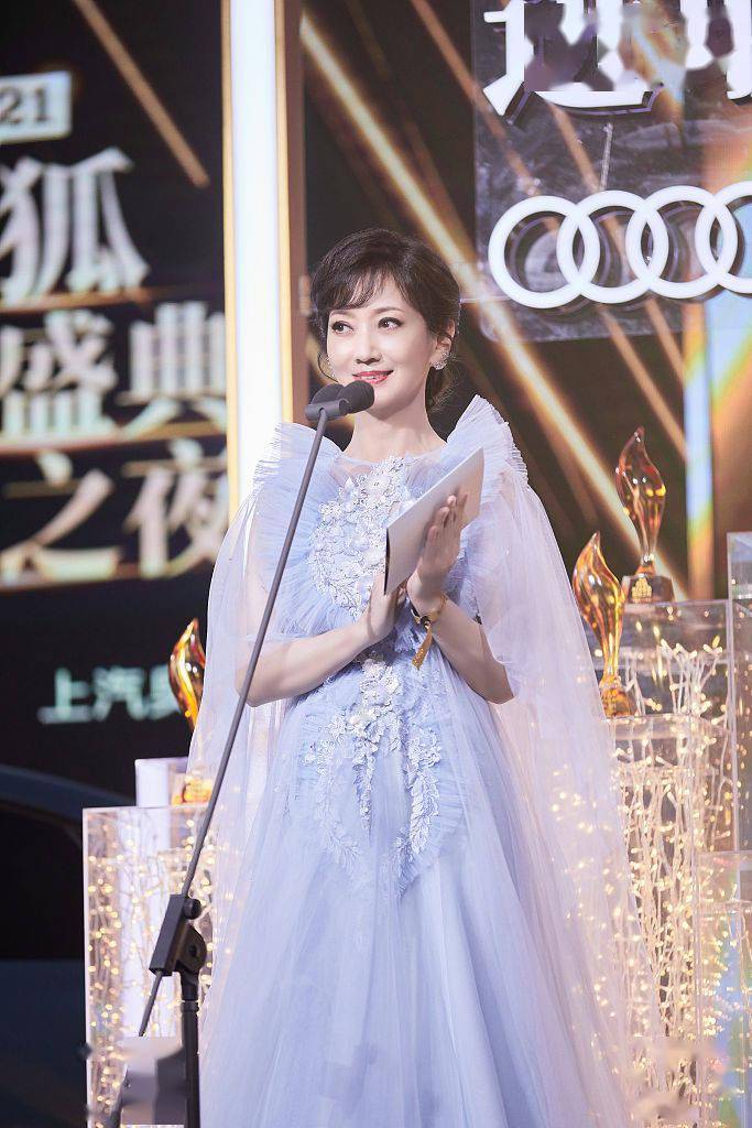 赵雅芝出席搜狐时尚盛典优雅大气着紫纱礼服笑容明媚