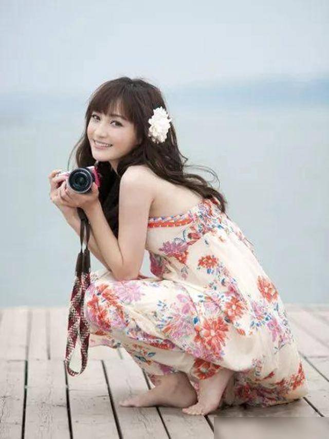 文章捧着姚笛的脚"爱不释手"!网友:太完美_杨幂_脚丫_时代