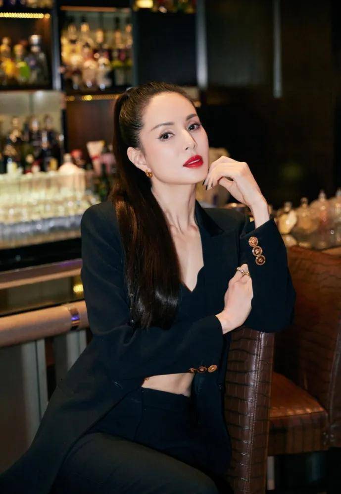 李若彤西装穿搭,黑色西装配黑色内搭,高马尾配大红唇,又美又飒_都美美