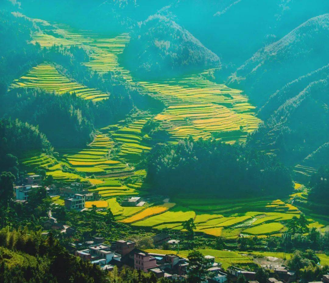 中共连山壮族瑶族自治县县委书记许崇砚努力为清远建设和发展贡献连山