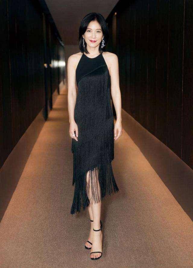 上了年纪的女人,穿裙子多穿黑白高级色,看俞飞鸿知道了_女性_款式